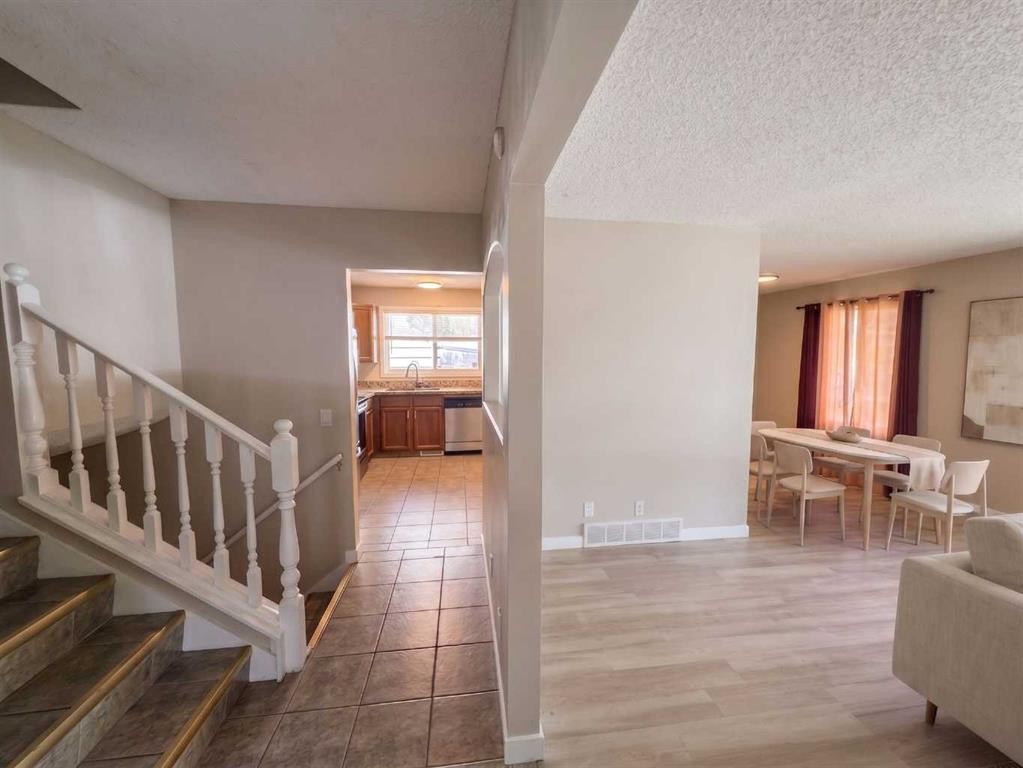 1095 Berkley Drive Nw, Calgary, AB - Indoor Photo Showing Other Room