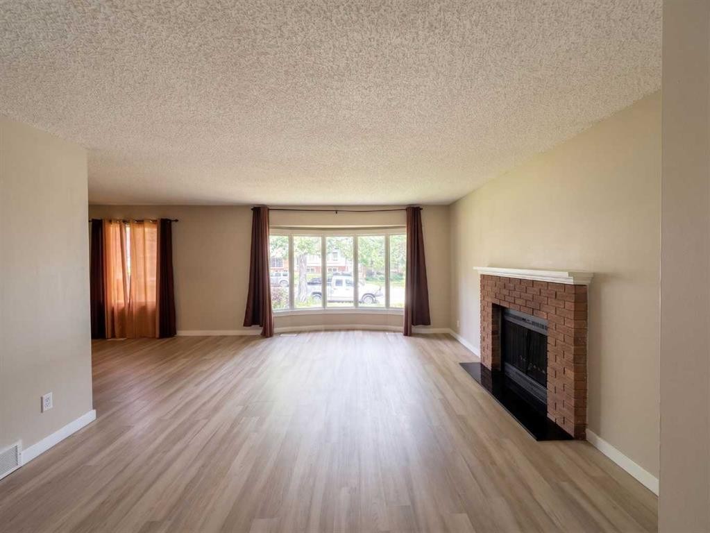 1095 Berkley Drive Nw, Calgary, AB - Indoor Photo Showing Living Room With Fireplace