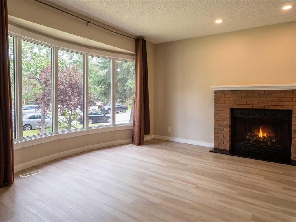 1095 Berkley Drive Nw, Calgary, AB - Indoor Photo Showing Living Room With Fireplace