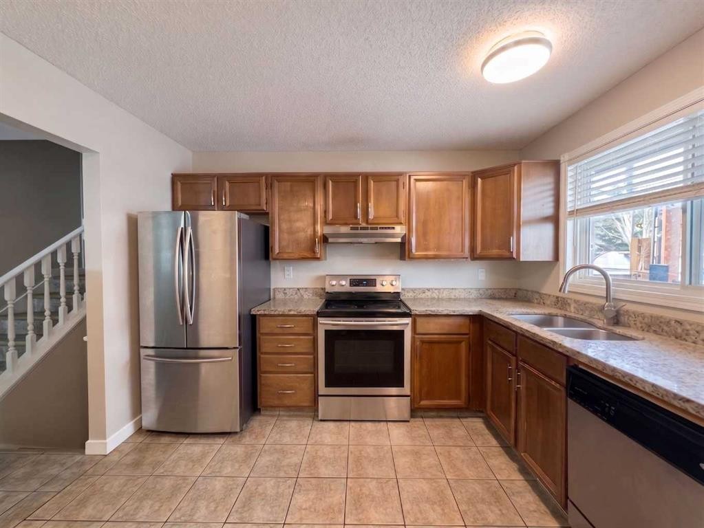 1095 Berkley Drive Nw, Calgary, AB - Indoor Photo Showing Kitchen With Double Sink