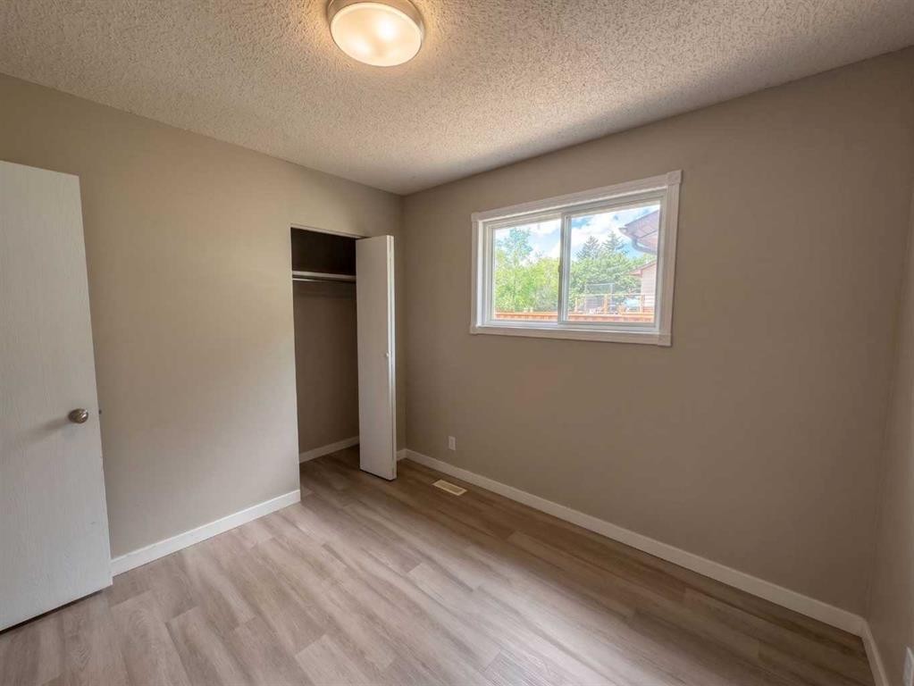 1095 Berkley Drive Nw, Calgary, AB - Indoor Photo Showing Other Room
