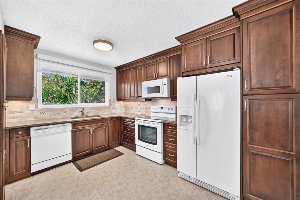 108 Falconridge Close Ne, Calgary, AB - Indoor Photo Showing Kitchen