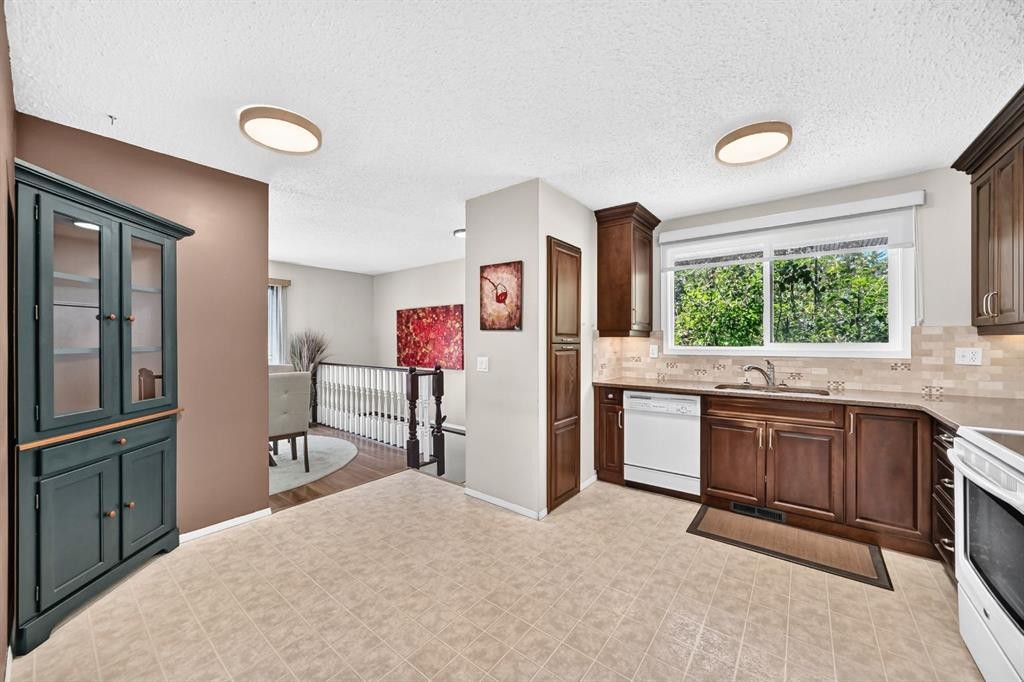 108 Falconridge Close Ne, Calgary, AB - Indoor Photo Showing Kitchen