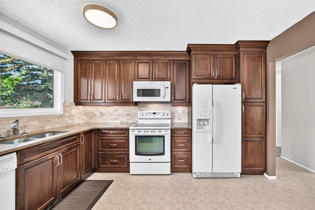 108 Falconridge Close Ne, Calgary, AB - Indoor Photo Showing Kitchen With Double Sink