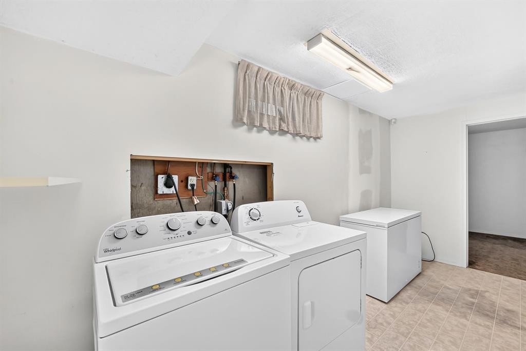 108 Falconridge Close Ne, Calgary, AB - Indoor Photo Showing Laundry Room