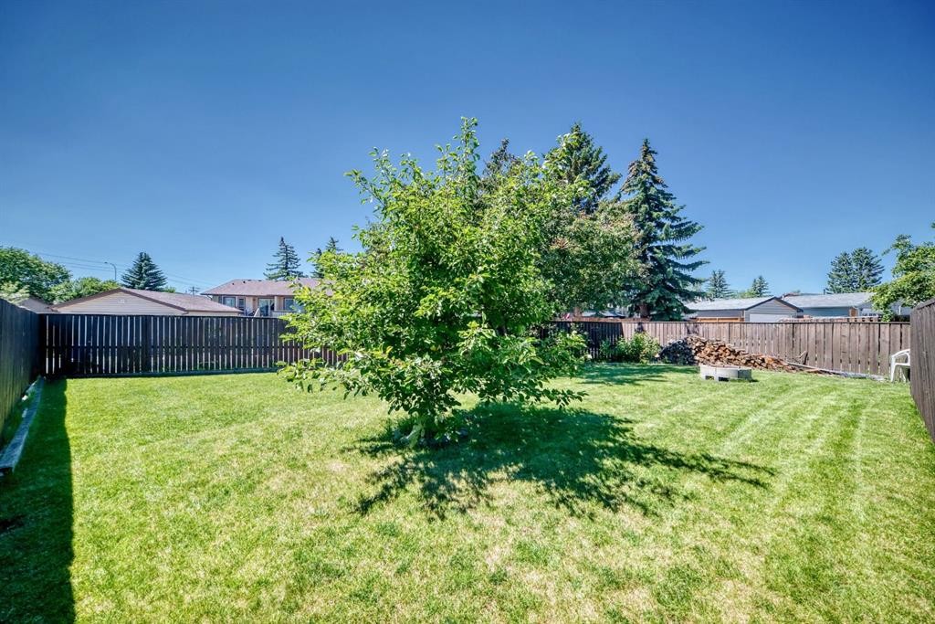 108 Falconridge Close Ne, Calgary, AB - Outdoor