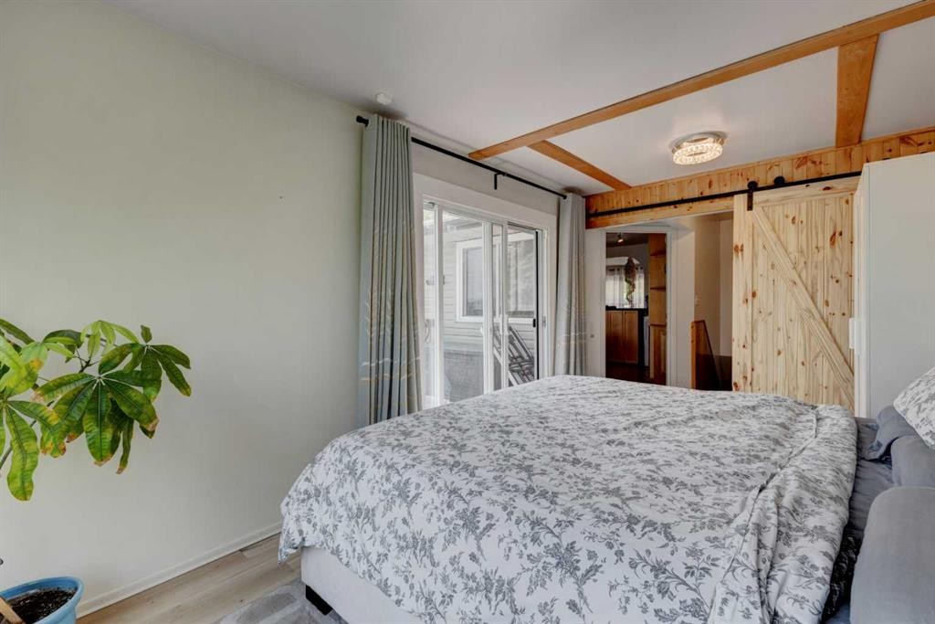 212 Hendon Drive Nw, Calgary, AB - Indoor Photo Showing Bedroom