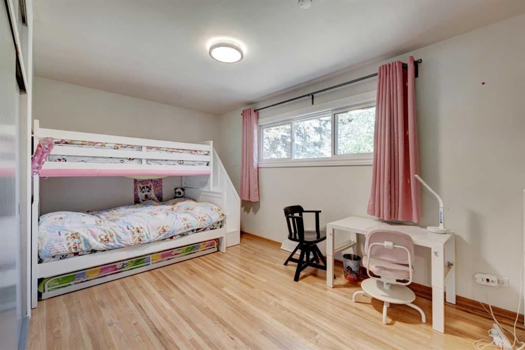 212 Hendon Drive Nw, Calgary, AB - Indoor Photo Showing Bedroom