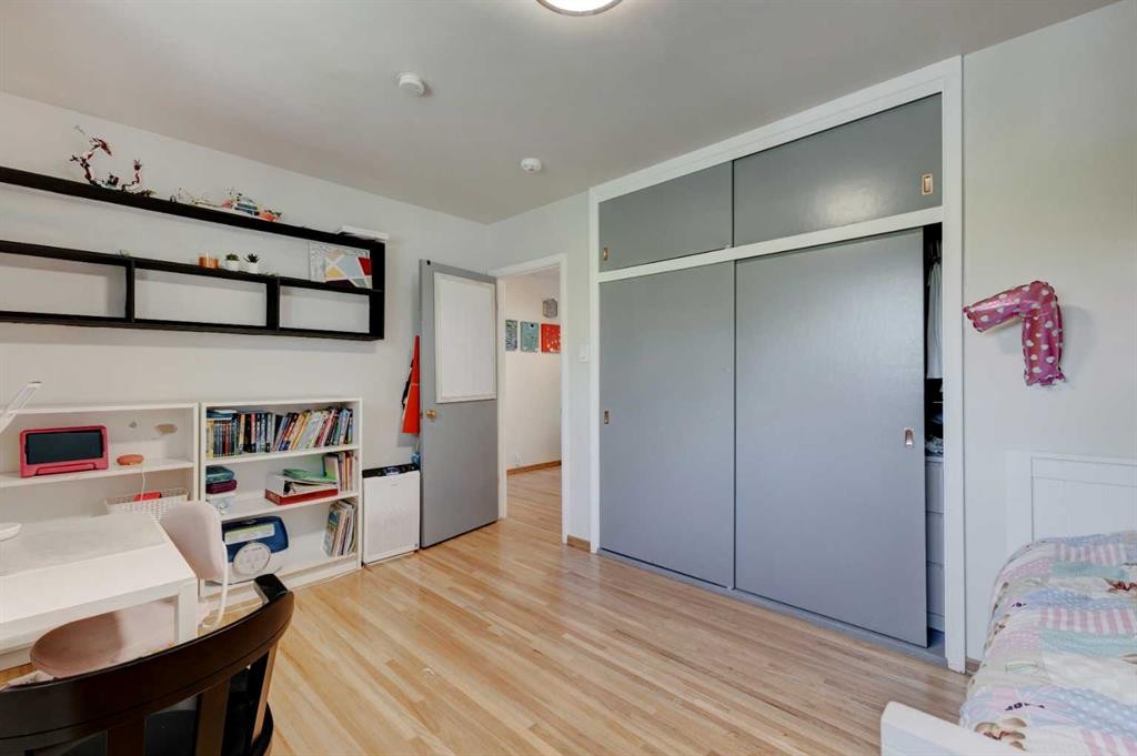 212 Hendon Drive Nw, Calgary, AB - Indoor Photo Showing Other Room