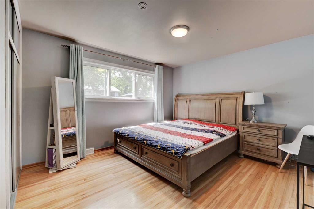 212 Hendon Drive Nw, Calgary, AB - Indoor Photo Showing Bedroom