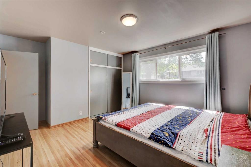 212 Hendon Drive Nw, Calgary, AB - Indoor Photo Showing Bedroom