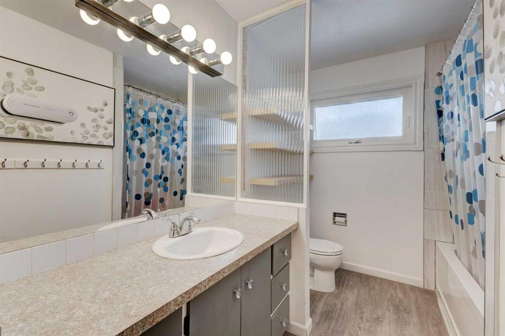 212 Hendon Drive Nw, Calgary, AB - Indoor Photo Showing Bathroom