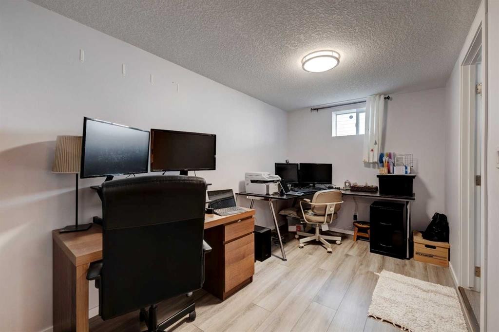 212 Hendon Drive Nw, Calgary, AB - Indoor Photo Showing Office