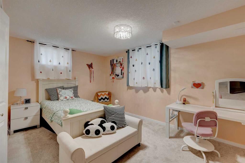212 Hendon Drive Nw, Calgary, AB - Indoor Photo Showing Bedroom
