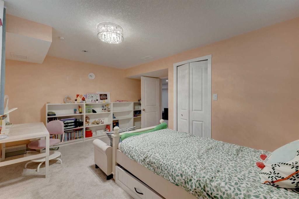 212 Hendon Drive Nw, Calgary, AB - Indoor Photo Showing Bedroom