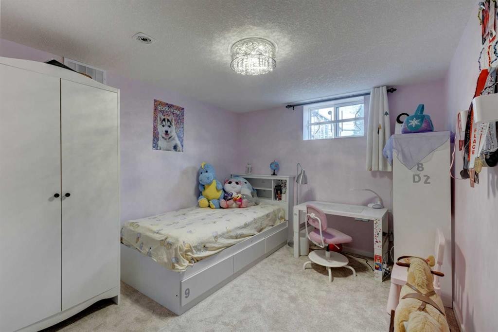212 Hendon Drive Nw, Calgary, AB - Indoor Photo Showing Bedroom