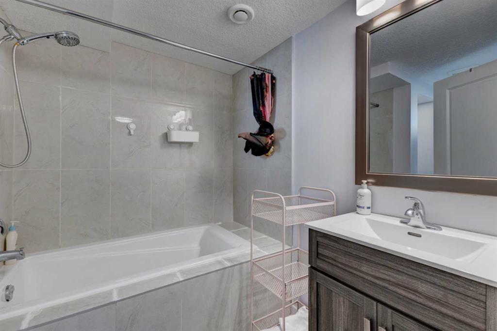 212 Hendon Drive Nw, Calgary, AB - Indoor Photo Showing Bathroom
