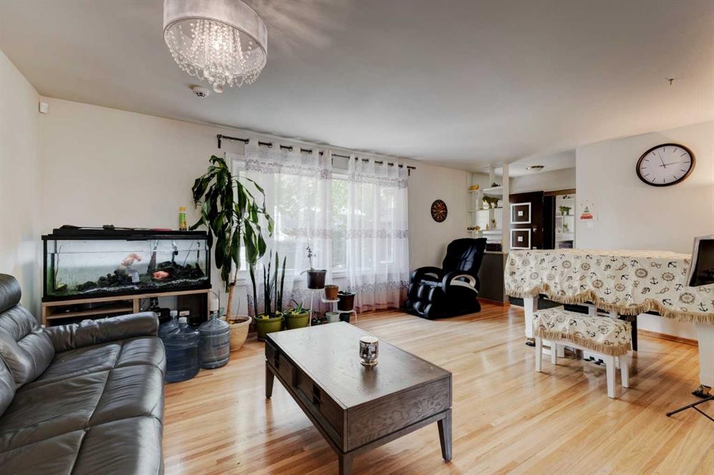 212 Hendon Drive Nw, Calgary, AB - Indoor Photo Showing Living Room