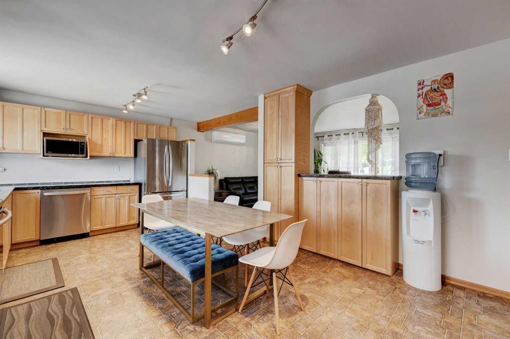 212 Hendon Drive Nw, Calgary, AB - Indoor Photo Showing Kitchen