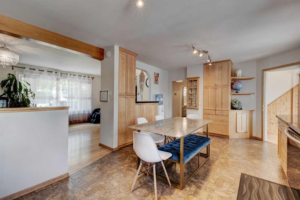 212 Hendon Drive Nw, Calgary, AB - Indoor Photo Showing Dining Room