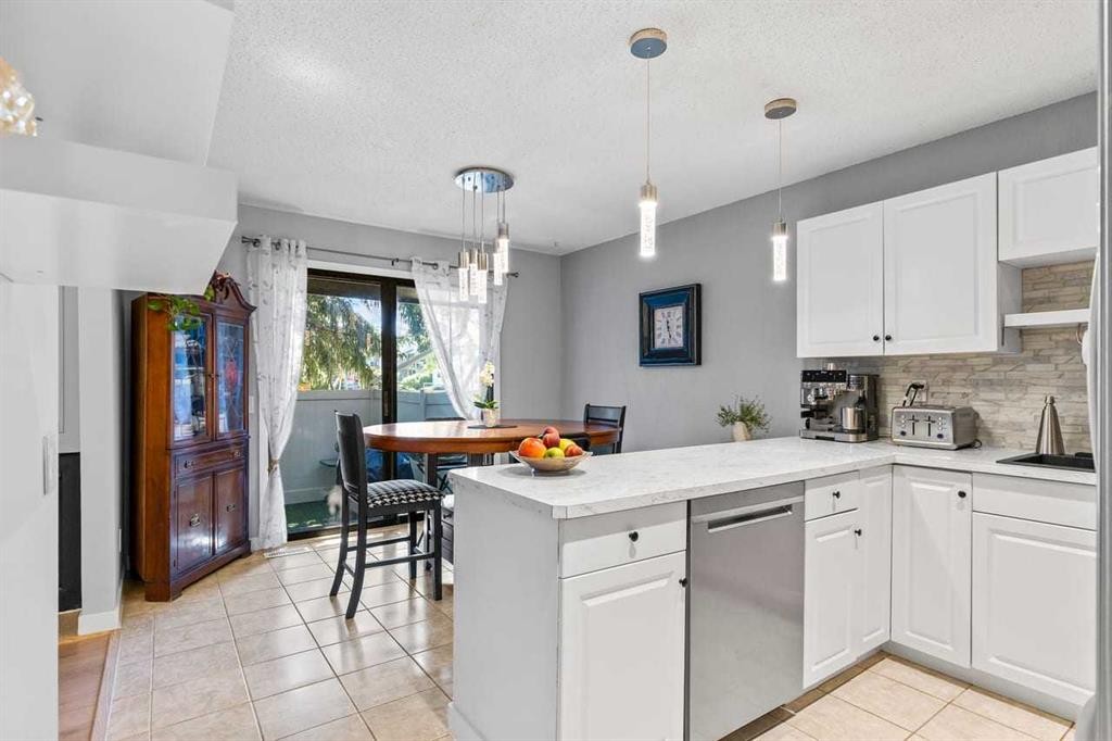12-10001 Brookpark Boulevard Sw, Calgary, AB - Indoor Photo Showing Kitchen