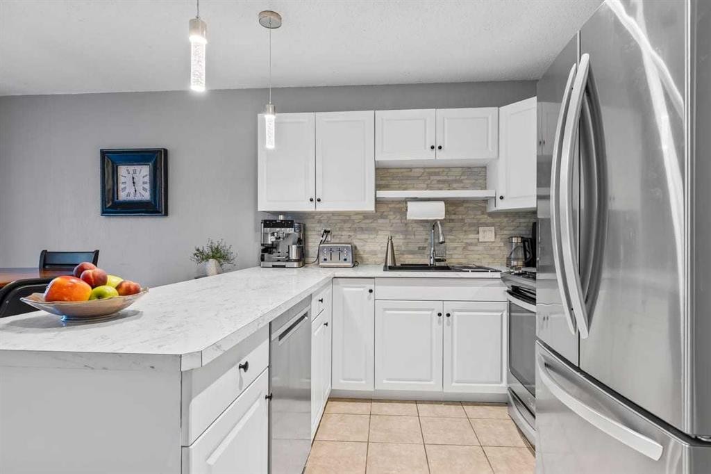 12-10001 Brookpark Boulevard Sw, Calgary, AB - Indoor Photo Showing Kitchen With Stainless Steel Kitchen