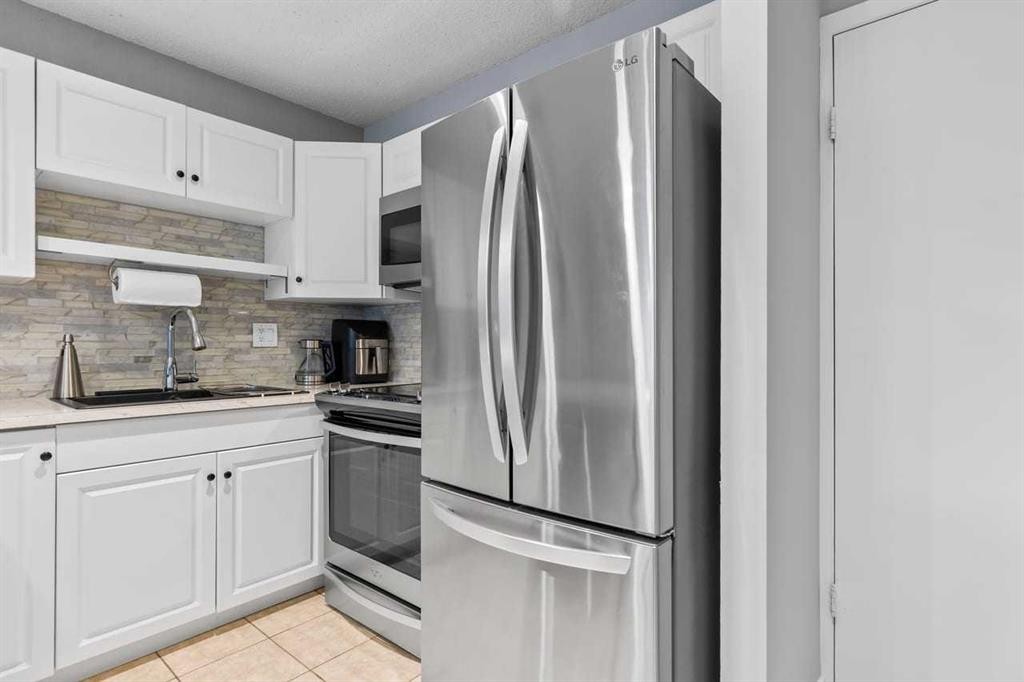 12-10001 Brookpark Boulevard Sw, Calgary, AB - Indoor Photo Showing Kitchen With Stainless Steel Kitchen