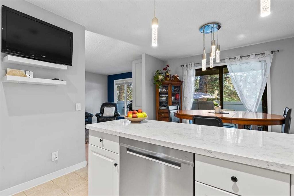 12-10001 Brookpark Boulevard Sw, Calgary, AB - Indoor Photo Showing Kitchen
