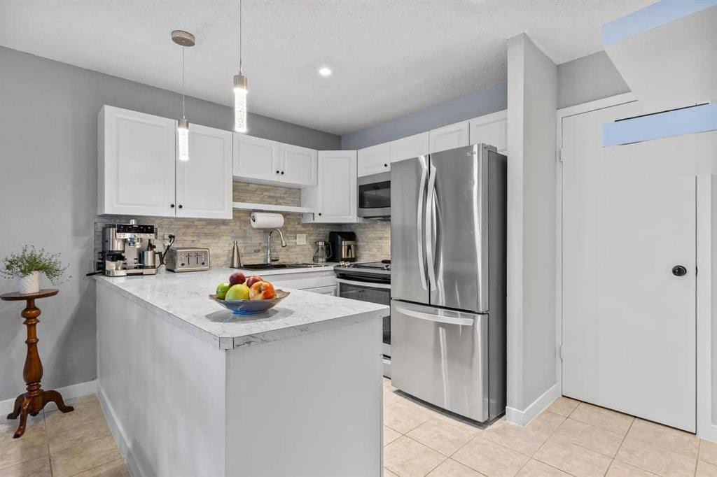 12-10001 Brookpark Boulevard Sw, Calgary, AB - Indoor Photo Showing Kitchen With Stainless Steel Kitchen