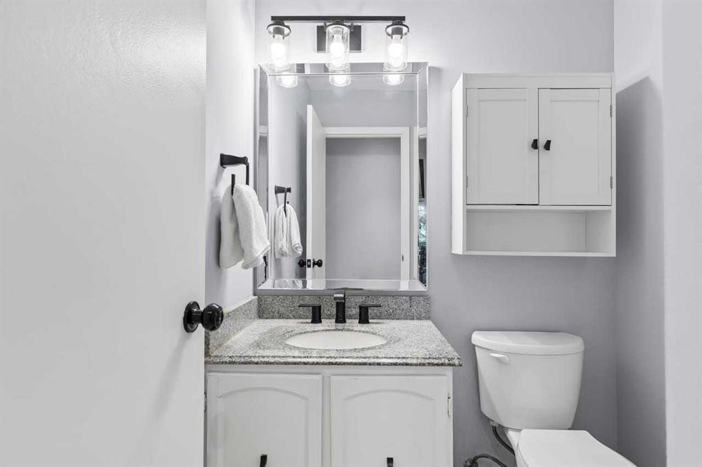 12-10001 Brookpark Boulevard Sw, Calgary, AB - Indoor Photo Showing Bathroom