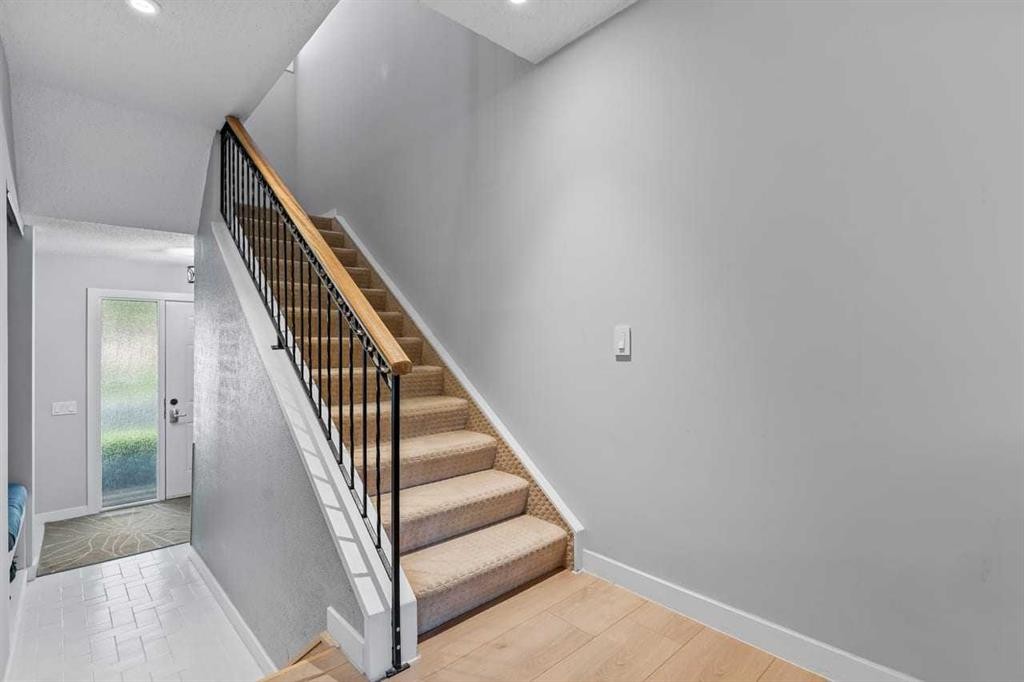 12-10001 Brookpark Boulevard Sw, Calgary, AB - Indoor Photo Showing Other Room