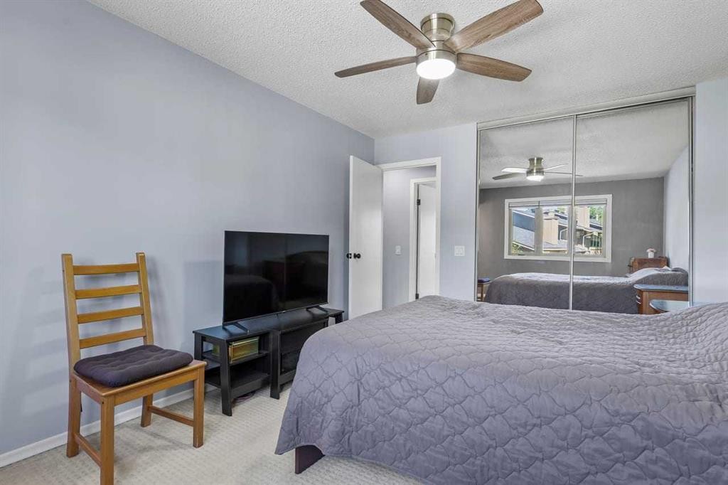 12-10001 Brookpark Boulevard Sw, Calgary, AB - Indoor Photo Showing Bedroom
