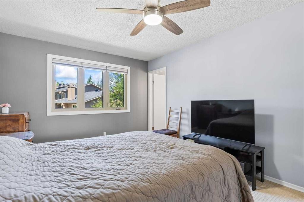 12-10001 Brookpark Boulevard Sw, Calgary, AB - Indoor Photo Showing Bedroom