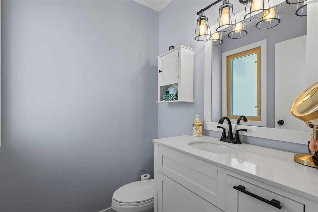 12-10001 Brookpark Boulevard Sw, Calgary, AB - Indoor Photo Showing Bathroom