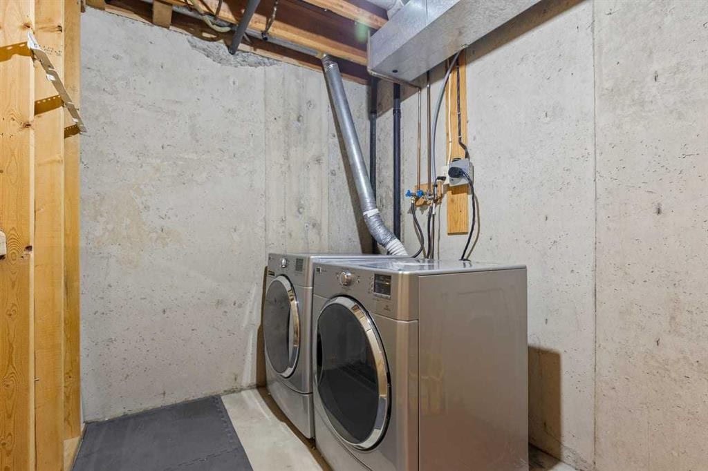 12-10001 Brookpark Boulevard Sw, Calgary, AB - Indoor Photo Showing Laundry Room
