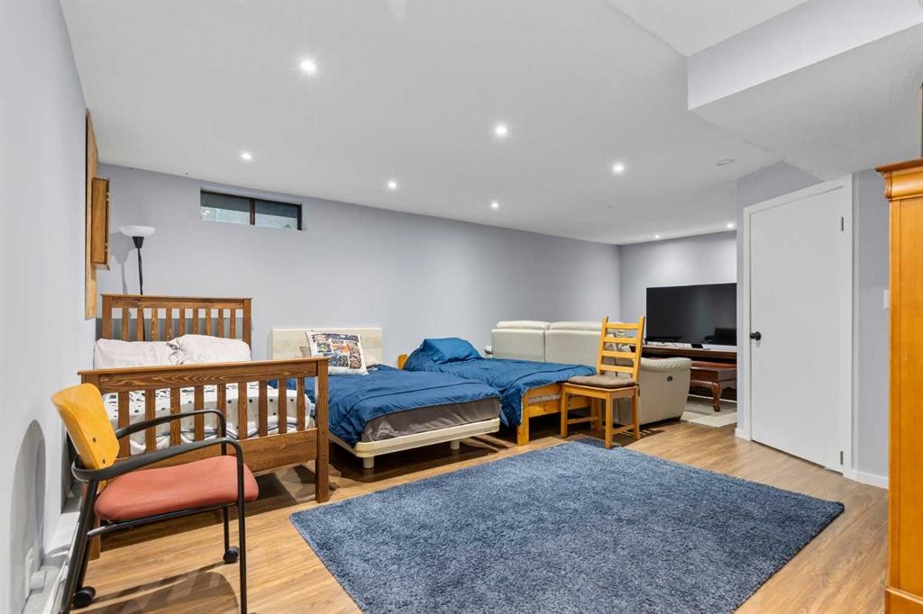 12-10001 Brookpark Boulevard Sw, Calgary, AB - Indoor Photo Showing Bedroom