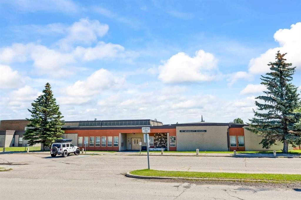 12-10001 Brookpark Boulevard Sw, Calgary, AB - Outdoor