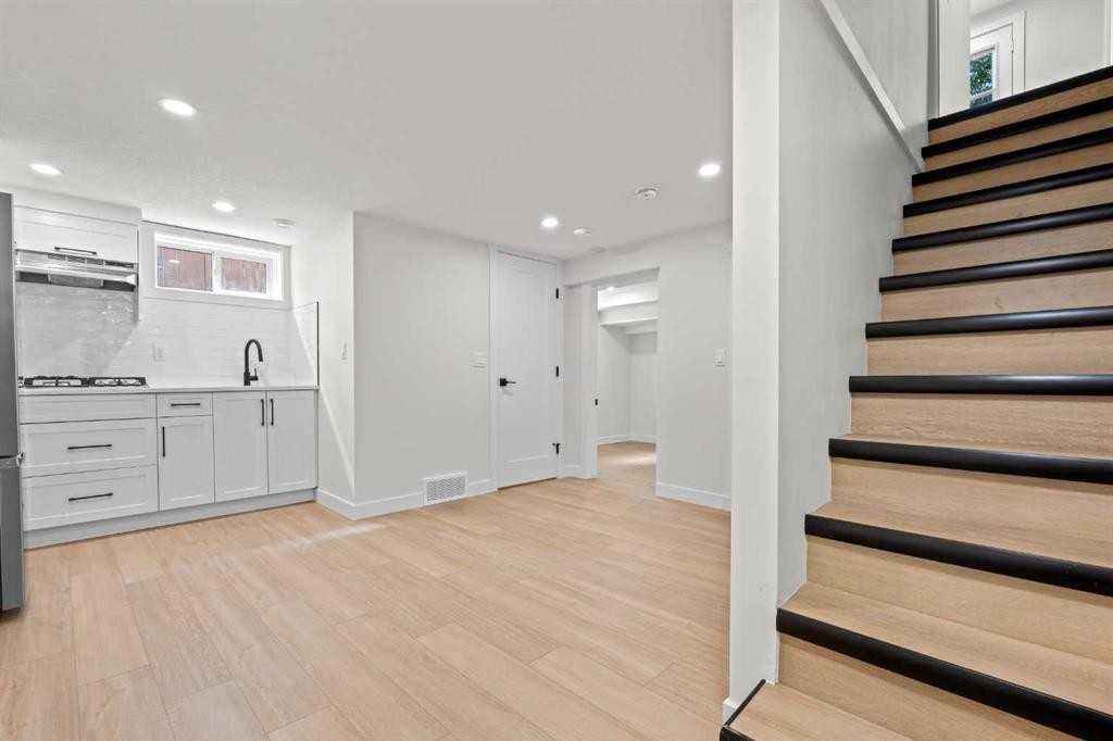 3020 15 Avenue Sw, Calgary, AB - Indoor Photo Showing Other Room