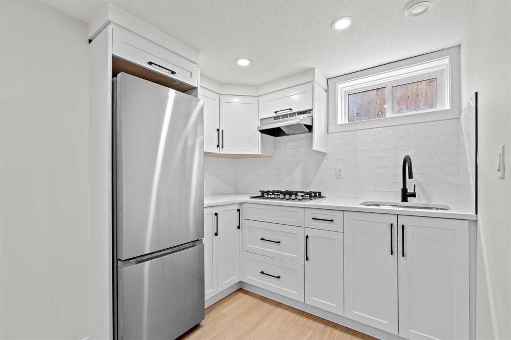 3020 15 Avenue Sw, Calgary, AB - Indoor Photo Showing Kitchen With Upgraded Kitchen