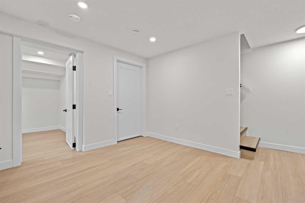 3020 15 Avenue Sw, Calgary, AB - Indoor Photo Showing Other Room