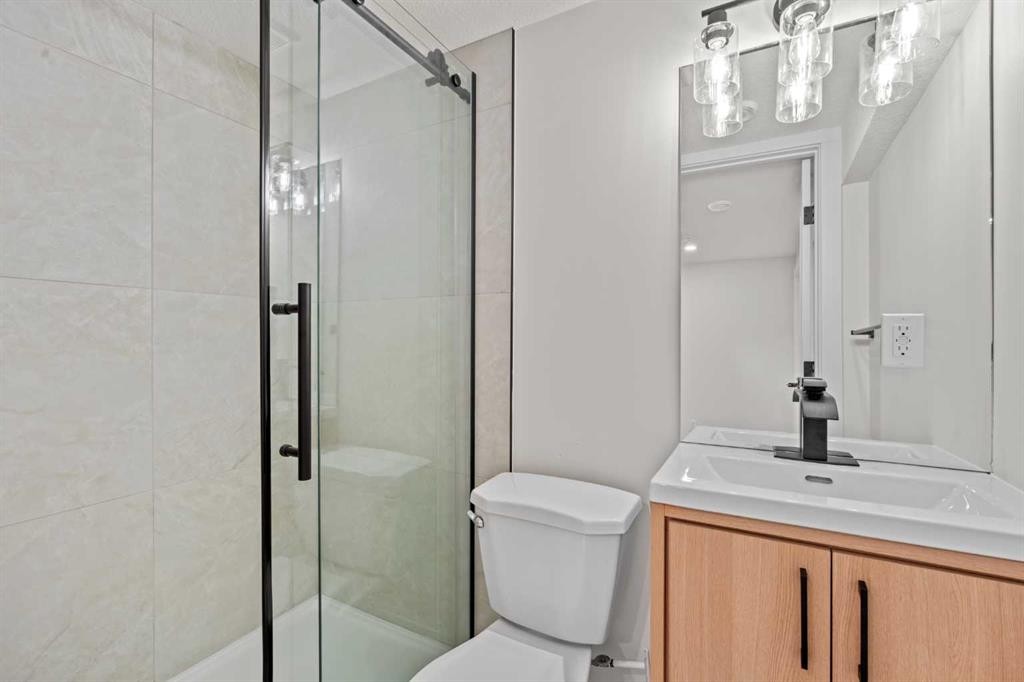 3020 15 Avenue Sw, Calgary, AB - Indoor Photo Showing Bathroom