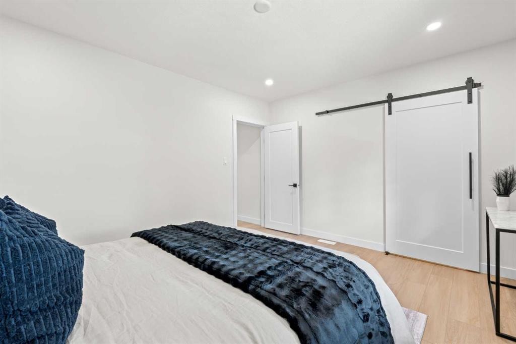 3020 15 Avenue Sw, Calgary, AB - Indoor Photo Showing Bedroom