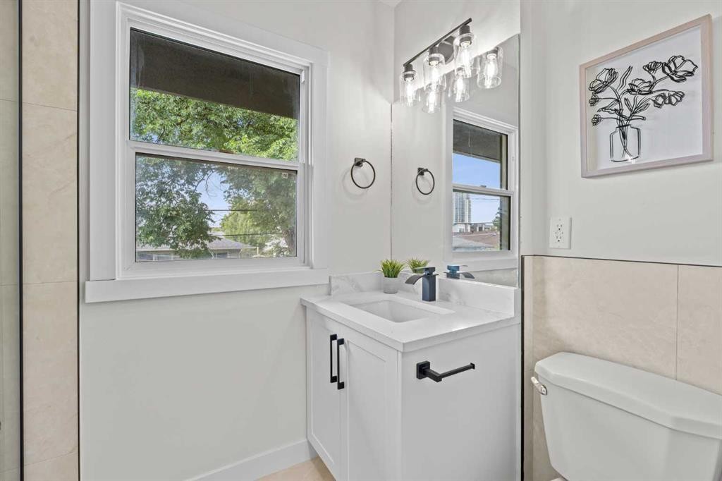 3020 15 Avenue Sw, Calgary, AB - Indoor Photo Showing Bathroom