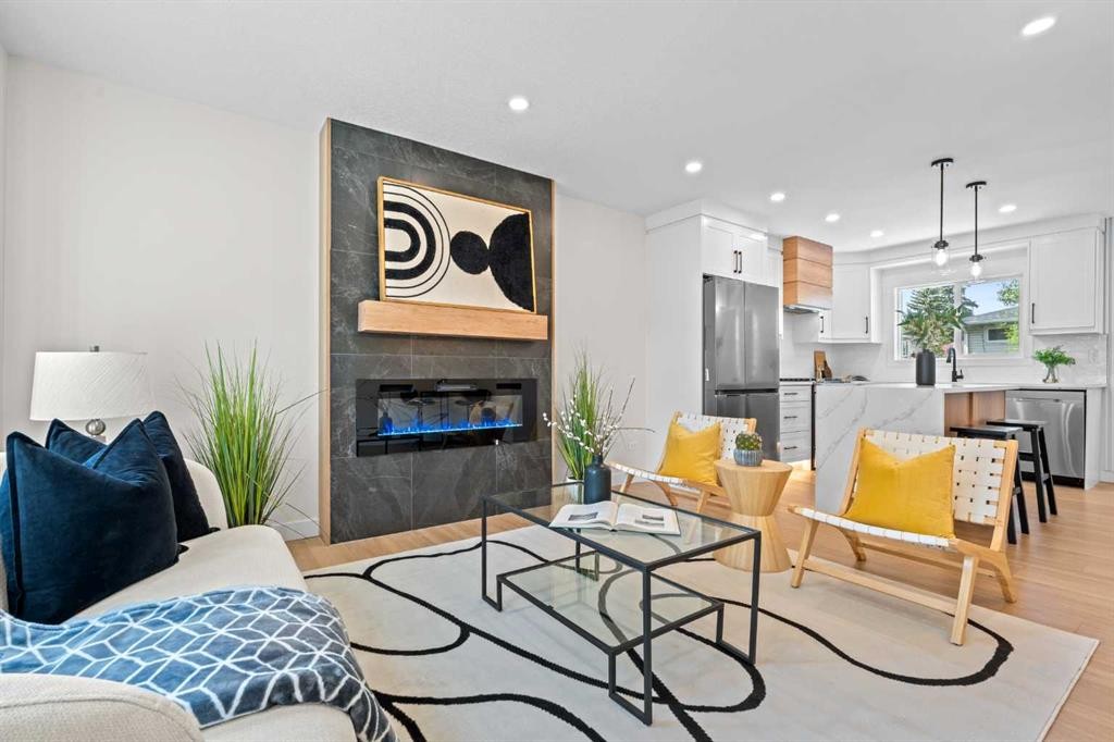 3020 15 Avenue Sw, Calgary, AB - Indoor Photo Showing Living Room With Fireplace