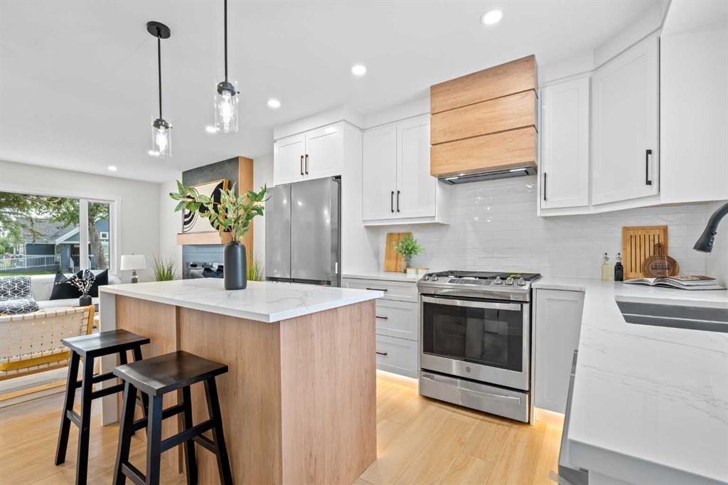 3020 15 Avenue Sw, Calgary, AB - Indoor Photo Showing Kitchen With Upgraded Kitchen
