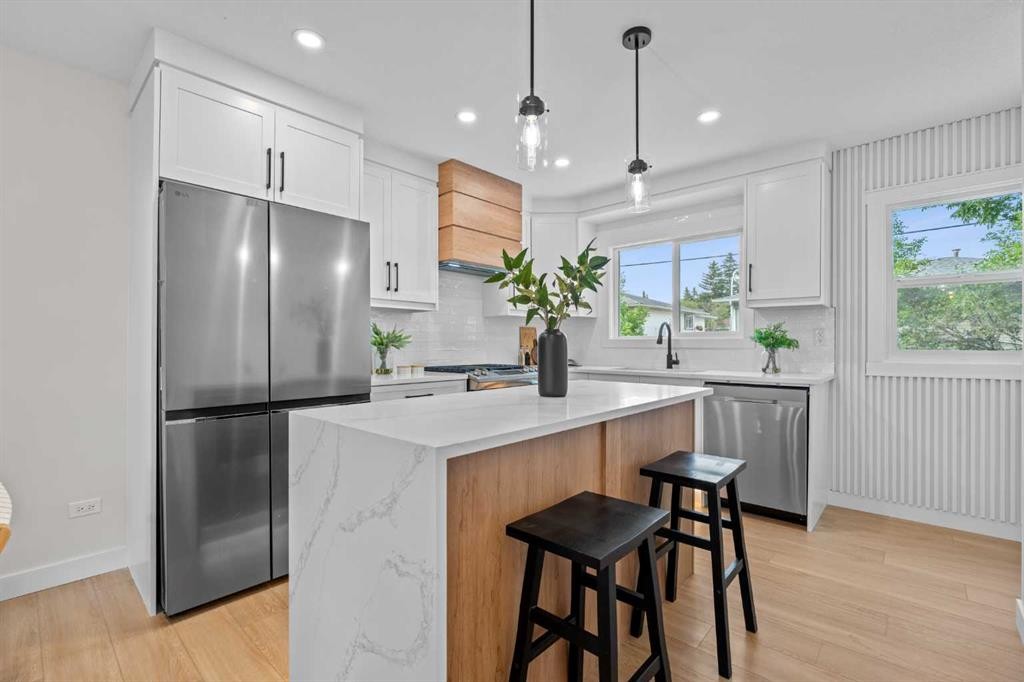 3020 15 Avenue Sw, Calgary, AB - Indoor Photo Showing Kitchen With Stainless Steel Kitchen With Upgraded Kitchen