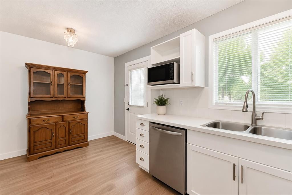 101 Hidden Valley Villas Nw, Calgary, AB - Indoor Photo Showing Kitchen With Double Sink