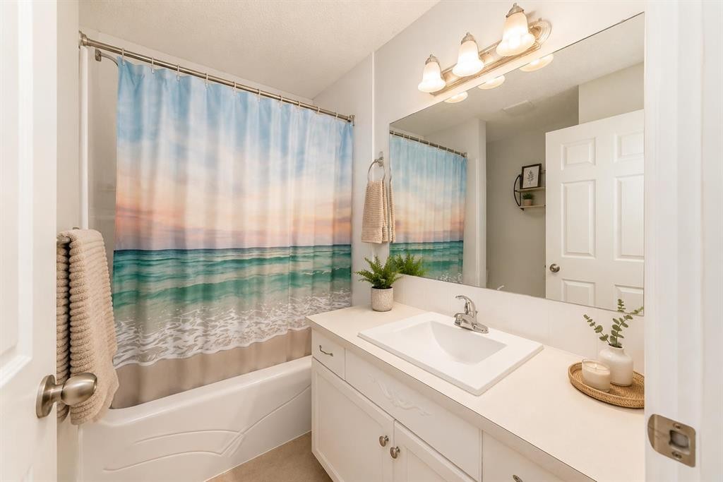 101 Hidden Valley Villas Nw, Calgary, AB - Indoor Photo Showing Bathroom