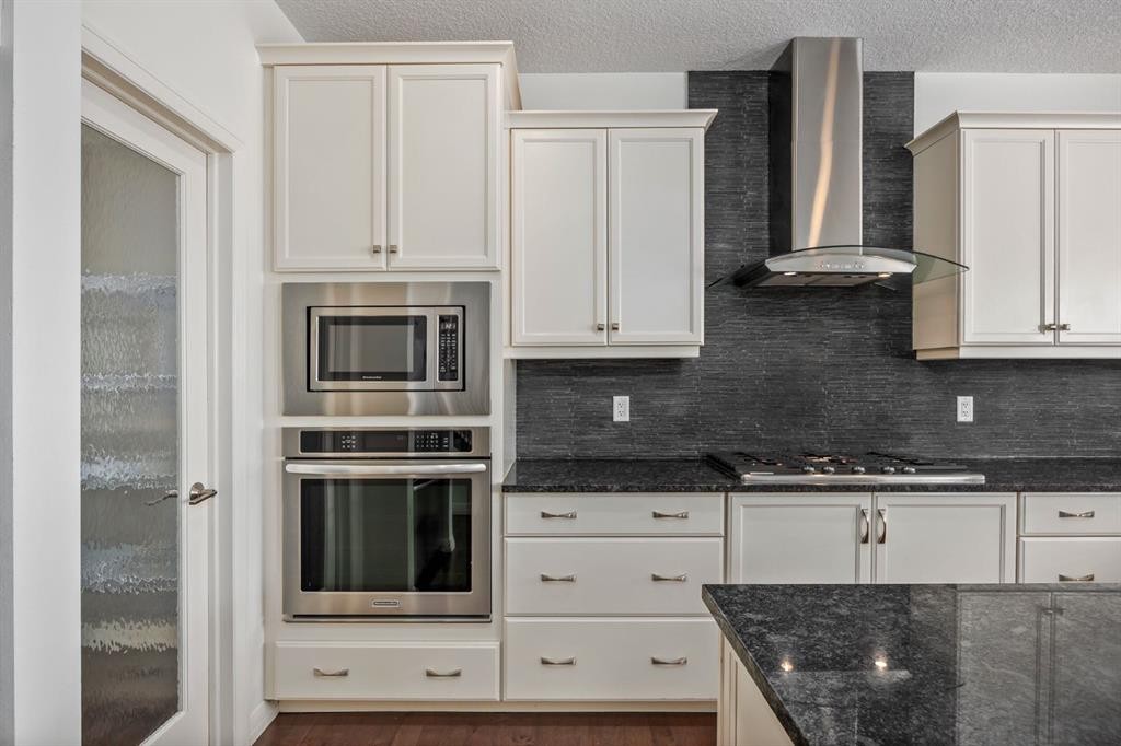 31 Chaparral Valley Way Se, Calgary, AB - Indoor Photo Showing Kitchen With Upgraded Kitchen