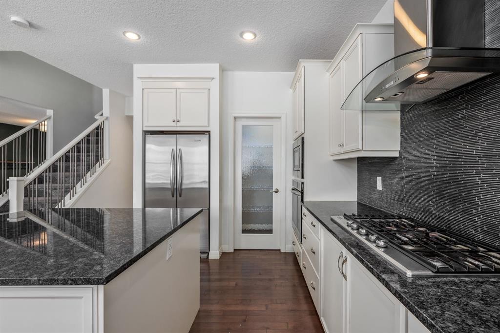 31 Chaparral Valley Way Se, Calgary, AB - Indoor Photo Showing Kitchen With Upgraded Kitchen